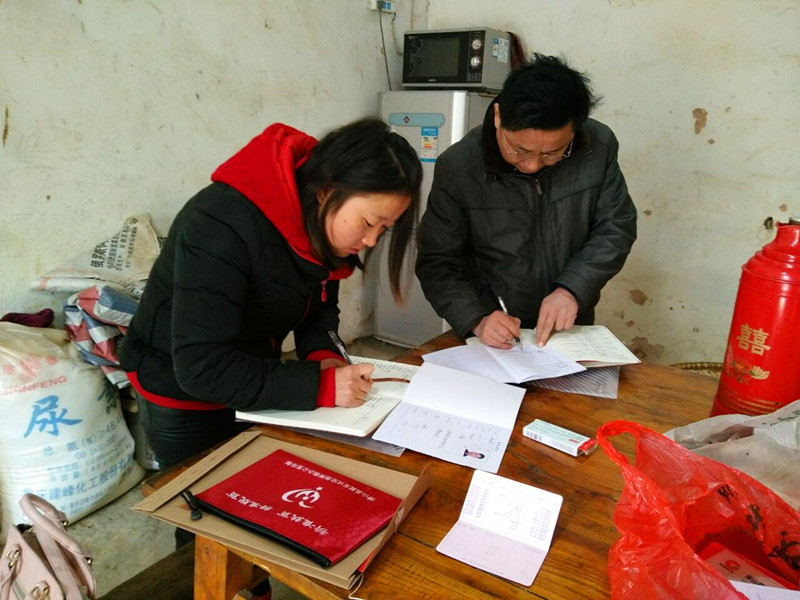 ，核实是否满足脱贫条件。核查组在走访中还为每户贫困户送上了慰问金。